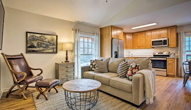 Walk to Main Street Eats: Remodeled Saluda Apt