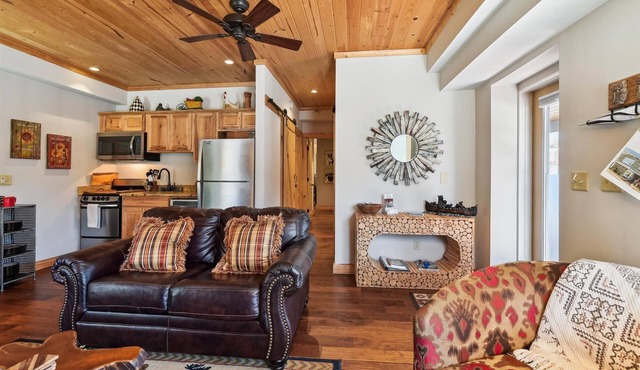 Walk to Main Street - Cozy Fireplace - Prime Blowing Rock Location “Bull”