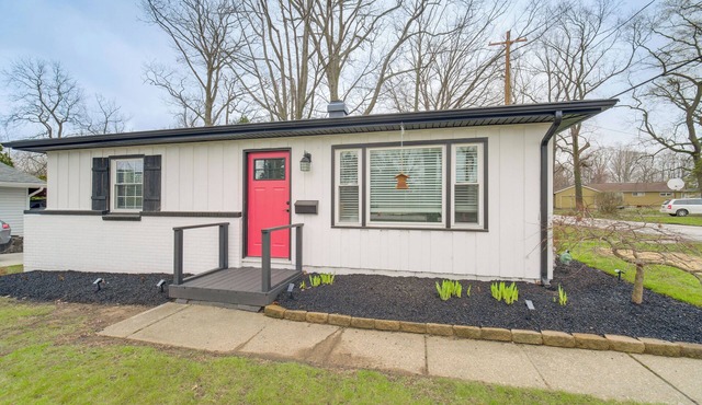 Walk to Marina: Home w/Hot Tub in Mentor!