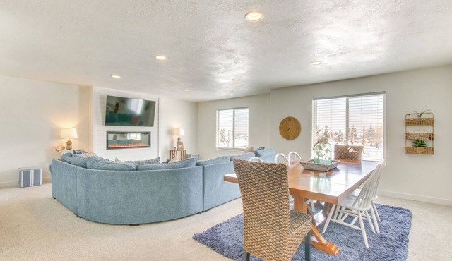 Walk to Marina & Lake: Spacious Garden City Gem!