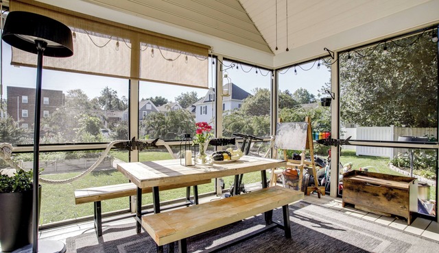 Walk to Marina, Park & Dtwn: Cambridge Family Home