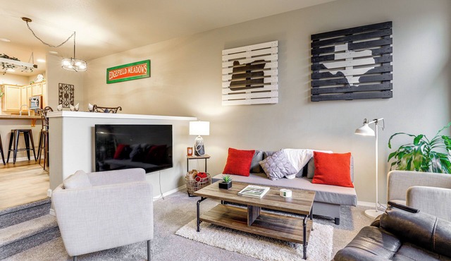 Walk to McMenamins Edgefield: Inviting Townhome!