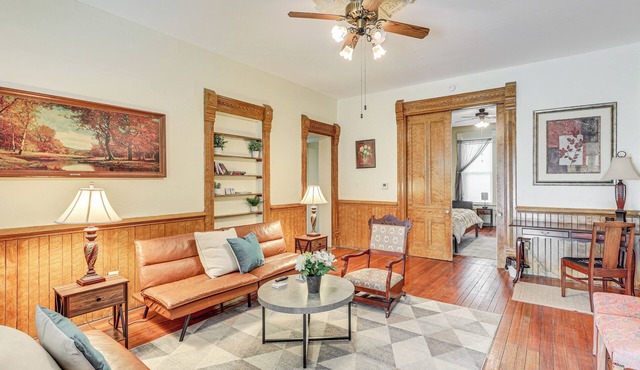 Walk to Medina Public Square: 1880 Historic Home