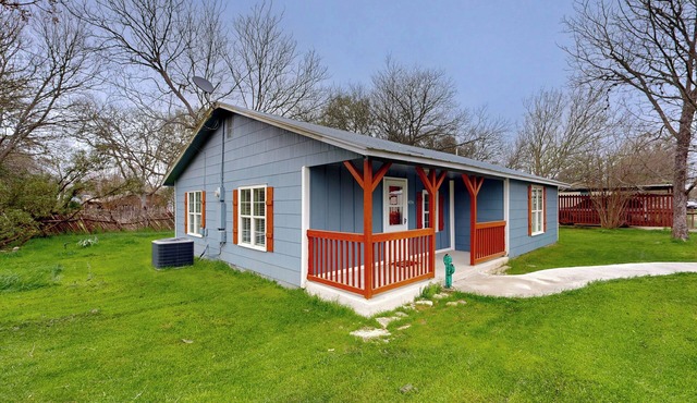 Walk to Medina River: 'Cowboy Cottage' w/BBQ Pit