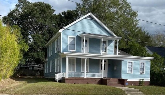 Walk to Mercer, Private Suite w/Workspace, Fast WiFi + Parking