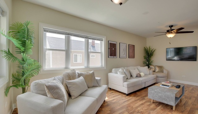 Walk to Metra: Pet-Friendly Blue Island Apt