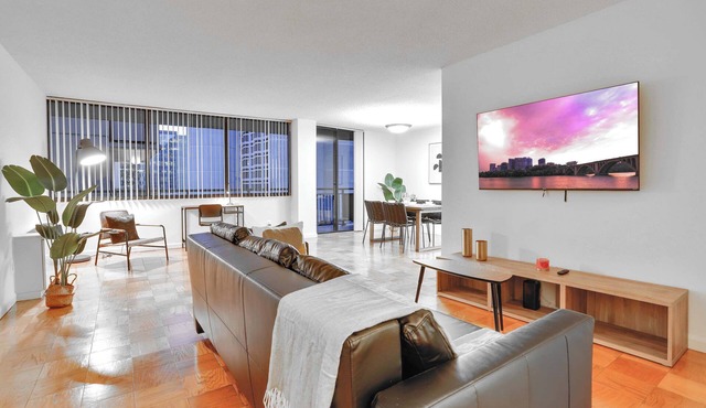 Walk to Metro & Near Reagan Airport!