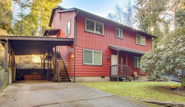 Walk to Mingus Park! Wooded Coos Bay Getaway