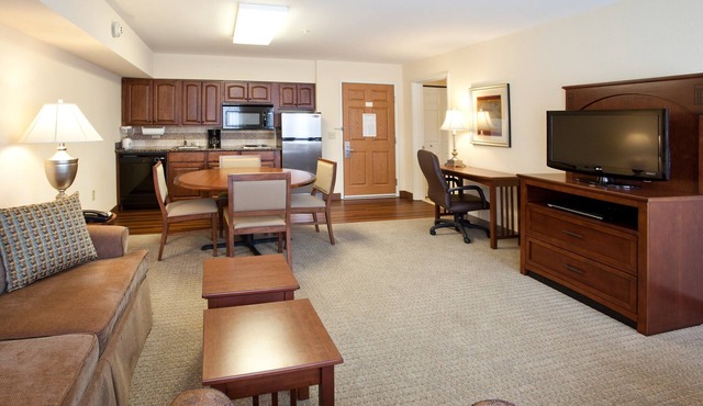 Walk to Missouri River. Free Breakfast. Indoor Pool & Hot Tub. Great for Groups.