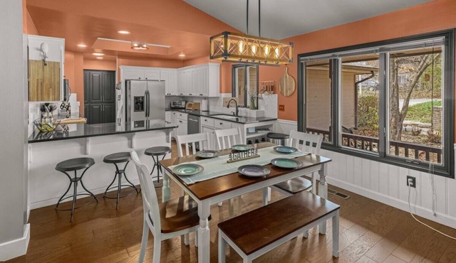 Walk to MTB Trails, Game Room+Fireplace, Pet-Friendly, BBQs, Golf Paradise