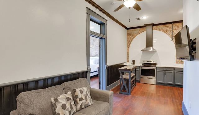 Walk to Museums! Historic Downtown Marshall Apt