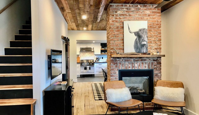 Walk to NAU & Downtown - 2BR Historic Home w/AC, Fireplace, Chef’s Kitchen