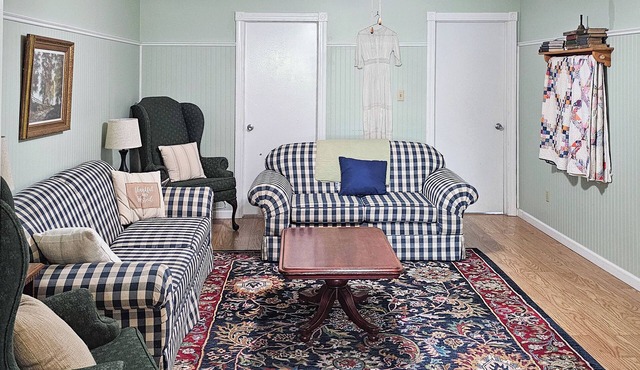 Walk to Nauvoo Temple: Remodeled Family Apartment