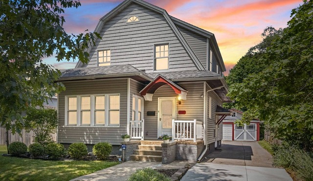 Walk to ND and Eddy Street, ProCleaned * Comfy * Updated