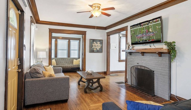 Walk to ND and Eddy Street, *ProCleaned *Comfy *Updated