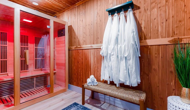 Walk to ND - Sauna+ HotTub + PoolTable - Sleeps Whole Family