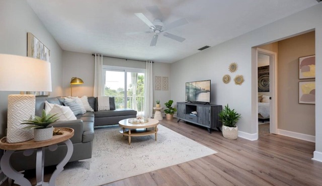 Walk to Nights of Lights- Lovely 2 Bedroom-1 Bath Excellent location.