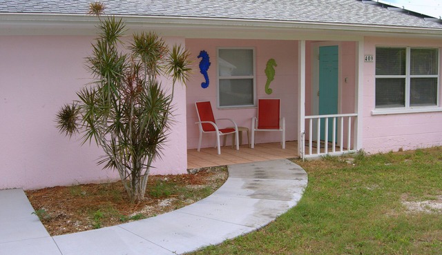 Walk to Nokomis Beach. Quality, Cleanliness, Affordable. SmartTV, Full Kitchen