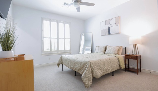 Walk to NRG Stadium, 3BR/3Bath.nElegance, Class, and Comfort Await You!