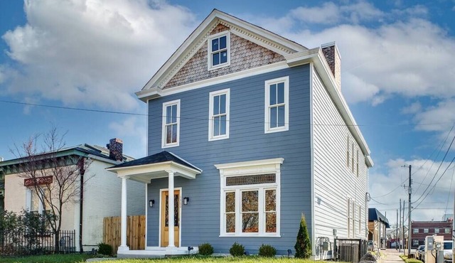 Walk to NULU, 2 Kitchens+4 Baths-Group Haven HQ! 16+ guests | 7 bedrooms | 11 beds | 4 baths