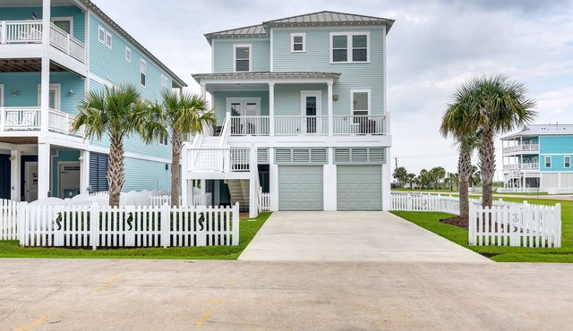Walk to Ocean: Beach House w/2 Decks in Galveston