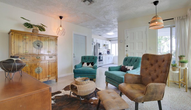 Walk to Ocean: Chic Deerfield Beach Cottage!