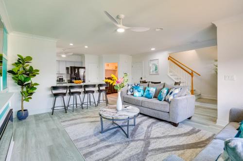 Walk to Ocean: Carolina Beach Condo w/2 Balconies