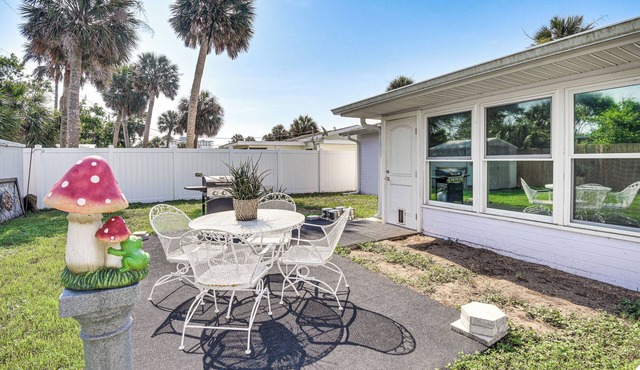 Walk to Ocean: Cozy Home w/Yard in Ormond Beach!
