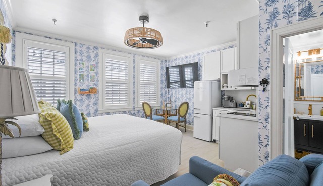 Walk to Ocean! Pool! Free Wifi! Valet! Bikes! Kitchen & Ample Amenities!