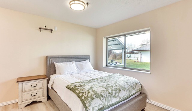 Walk to OCU, Golf: Updated Oakland City Studio!