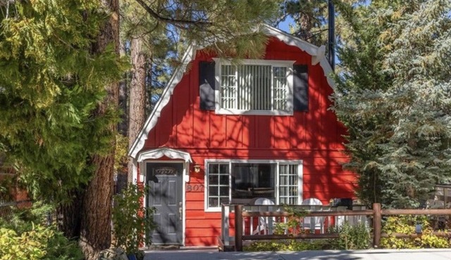 Walk to Oktoberfest! Cute, Clean Cabin w/AC