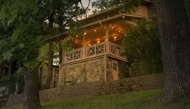 Walk to Old Downtown Hollister-Eclectic Treasure Cottage with Private Hottub