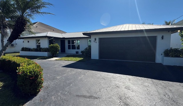 Walk to Old Naples! 3-bedroom 3-bathroom in Royal Harbor, Naples