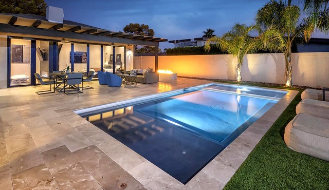 Walk to Old Town ✴ 2 Masters ✴ Heated Pool & Spa
