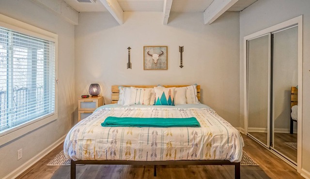 Walk to Old Town 2BR/1.5ba Professionally Cleaned