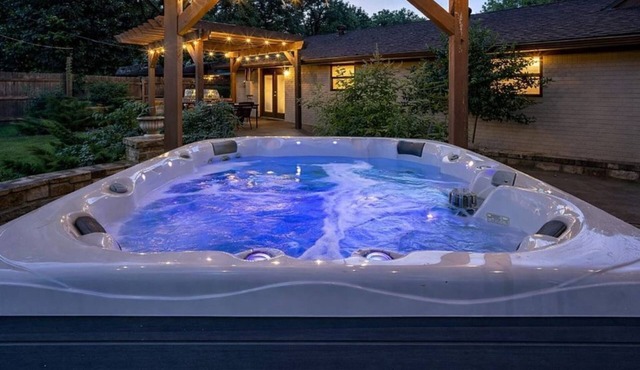 Walk to OU Stadium Hot Tub Backyard Retreat Sleeps 8