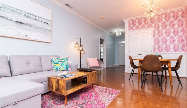 Walk to Outlets & Breweries, Restaurants and community pool