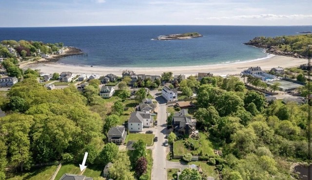 Walk to private beach, bay & village. Bedrooms AC & DOG friendly!