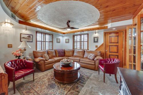 Walk to Park Family Home in Monroeville!