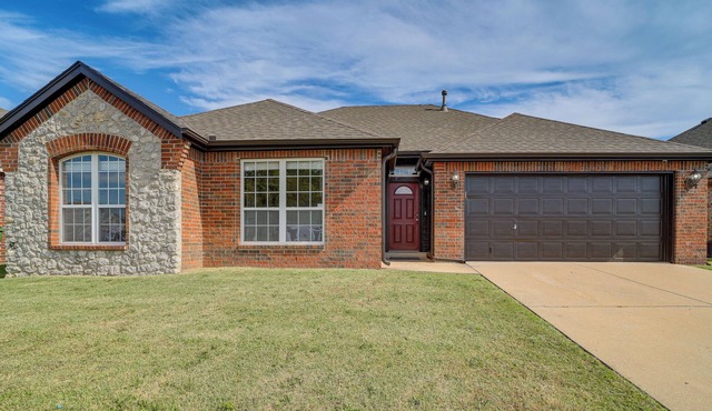 Walk to Park & Pool, Broken Arrow Family Escape!