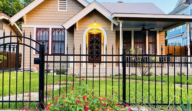 Walk to Pearl & Riverwalk! Historic Casita close to downtown SA