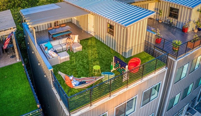 Walk to Pearl & Riverwalk from Stylish Home—Rooftop Views & Movie Nights!