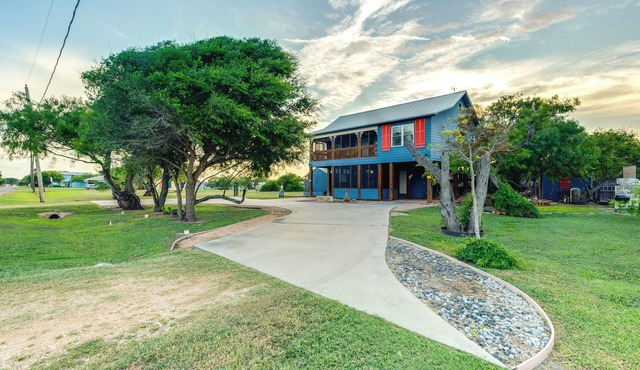 Walk to Pier: Bayside Getaway w/Screened Balcony
