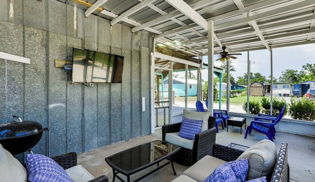 Walk to Pier & River: Dtwn Steinhatchee Escape!