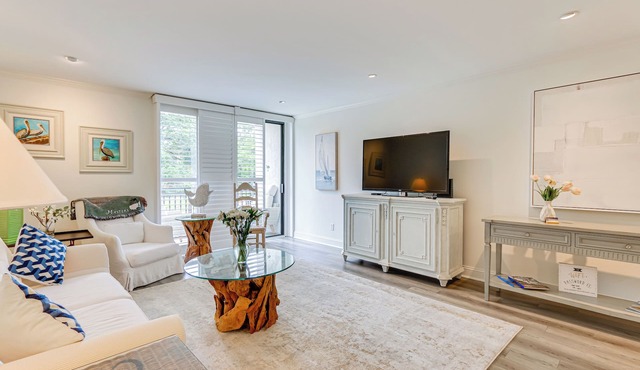 Walk to Pier & Golf: Heart of Harbour Town Condo