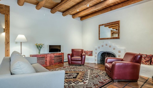 Walk to Plaza, A/C, Deck, Fireplace, Close to Ski