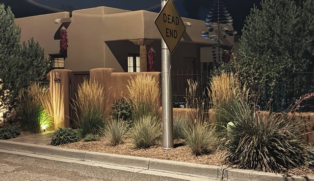 Walk to Plaza and Canyon Road in casita of your own!