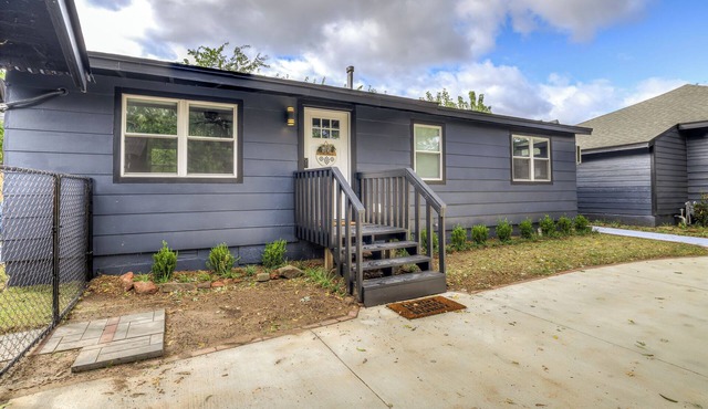 Walk to Plaza : Wi-Fi : Patio & Firepit : Parking