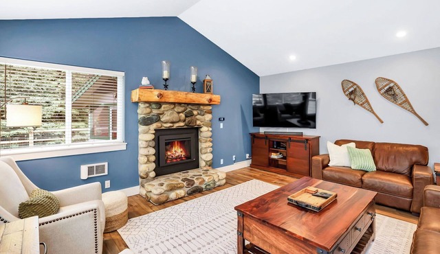 Walk to Ponderosa State Park- Sleeps 8- Dogs OK!