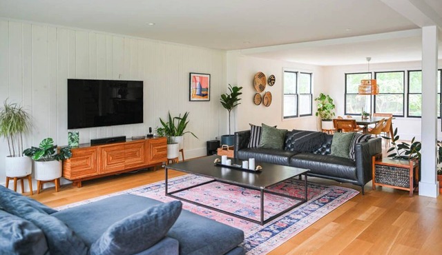 Walk to Private Beach from Peaceful Wine Country Farmhouse near Parks/Transport